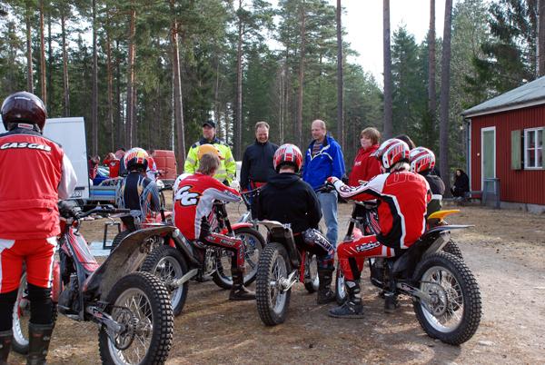 090413_osttrial_bjorkvik_lms_lineup.jpg - Taktiksnack i LMS gänget